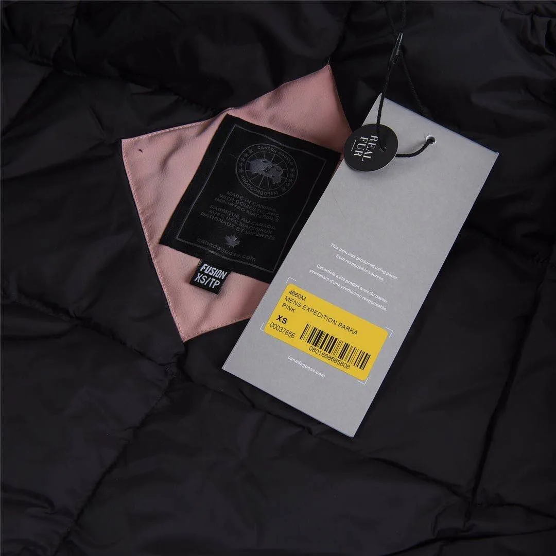 P780 with dust bag) Canada Goose Canada Goose #Expedition expedition parka classic down jacket ➖ Imported 21-count polyester-cotton blended original fabric [last year’s 16-count/18-count hard fabrics have been completely eliminated, this year all use 21-count genuine synchronized fabrics, the soft mid-band feels delicate and textured], genuine synchronized Feather-Light 10D waterproof coated fabric, made of 84.5% polyester fiber and 15.5% cotton, 100% the best feel in the entire network! ➖ The genuine official website is synchronized with the national standard 80 white duck down, you can check the official website customer service, there will never be a series of misleading claims such as 90 down or goose down! ➖ Using the best nylon lining with double double-layer sealing design, velvet-proof No. 7 needle + grid-filled down ready-made garments, there is 100% no so-called velvet running! ➖ The cuffs are designed with thickened seamless threads, and the collar and pockets are lined with top-quality polar fleece to keep you warm and comfortable! ➖ Yoshida YKK provides original custom-made electroplated sliders. YKK two-way lockable zippers are tight and smooth and will not peel off paint! ➖ 3M composite guarantees that the Velcro is the same as the original, durable, and all accessories and hardware are custom-made! ➖ Imported BEHRINGER embroidery machine to customize the 10,000-needle embroidery logo, 98% of which can be reproduced to restore the original logo. You can check and compare on the official website! ➖ The fur collars are all made of large pieces of Western Canadian blue wolf hide, ensuring that each fur collar is 13-15cm wide! 08 models for men and women SIZE: XS S M L XL XXL